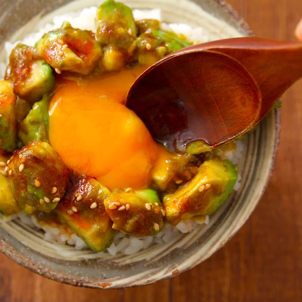 アボカドは「焼肉のたれ＋ごま油」和えるだけで飯泥棒化！お手軽美味しいレシピで夏を乗り切ろう！