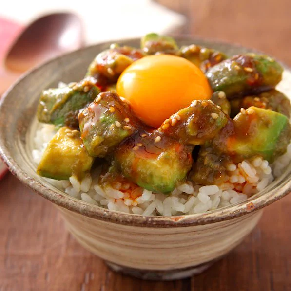 アボカドは「焼肉のたれ＋ごま油」和えるだけで飯泥棒化！お手軽美味しいレシピで夏を乗り切ろう！