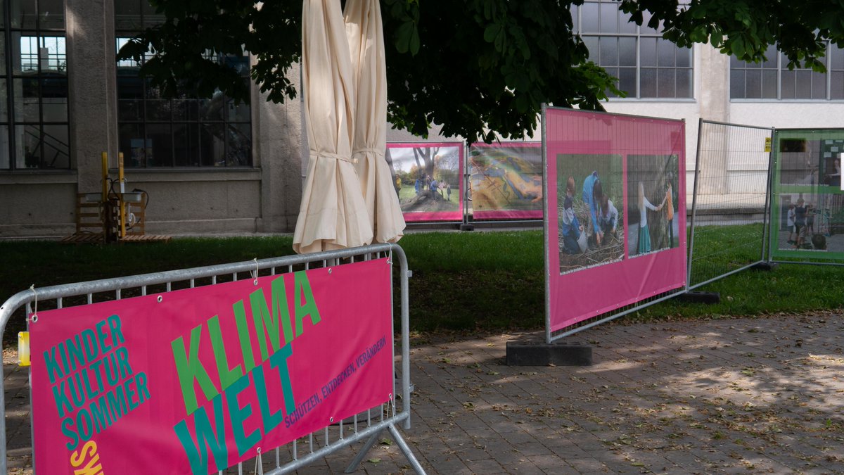 Die KiKS-Bauzaun-Schau steht! 3000qm Kinderkultur auf Bauzäunen.
Sie ist auch ohne Tagesbändchen und außerhalb der Festivalzeiten zu besichtigen.

Und heute ab 15:00 Uhr geht das KiKS Festival los! Kommt alle vorbei!
