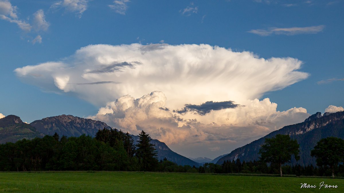 Marc FAVRE (@mrc_fvr) on Twitter photo #cumulonimbus sur le nord des #alpes hier soir au couchant. #orage #nuage #meteo #Weather
<a href="/KeraunosObs/">Keraunos</a> <a href="/meteofrance/">Météo-France</a> <a href="/infoclimat/">Asso Infoclimat</a> #cumulonimbus sur le nord des #alpes hier soir au couchant. #orage #nuage #meteo #Weather
<a href="/KeraunosObs/">Keraunos</a> <a href="/meteofrance/">Météo-France</a> <a href="/infoclimat/">Asso Infoclimat</a>