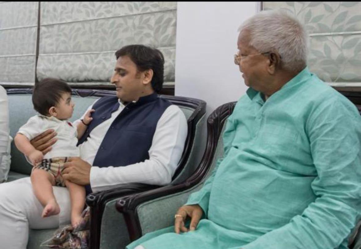 yadavteju's tweet image. #सामाजिक_न्याय_के_महानायक_लालू जी को जन्मदिन की शुभकामनाएं। बिहार में उन्होंने संविधान को सुचारू रूप से चलाया। इसी बात से समस्या रखने वालों ने उन्हें, उनके परिवार को हर तरह से प्रताड़ित किया। लेकिन फिर भी ना डर ना झुके 

आप हमारे महानायक हैं।