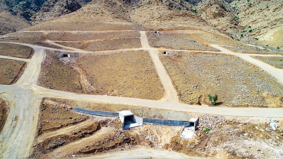 Hasankeyf Kesmeköprü Köyü yeni yerleşim yeri toprak işleri ve sanat yapıları tamamlandı. İmar planına uygun olarak toplamda yaklaşık 5 km. uzunluğunda ve ortalama 10 m. genişliğinde ada içi yollar açılarak farklı ebatlarda betonarme menfez ve istinat perdeleri inşa edildi.