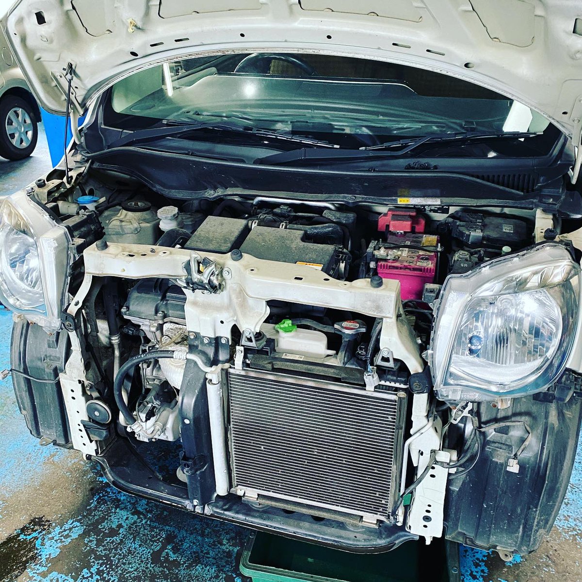 C_SPACE_U_POHS's tweet photo. 松村です🔧
モコのエアコンが最初は効くけど少ししたら効かなくなるとの事で入庫。
検品しましたら電動ファンが回ってませんので交換です。
狭くて交換しにくいですがサクッと交換デス🛠
冷え冷えです
#柏原市
#八尾市
#和泉市
#河内長野市
#中古車
#レンタカー
#ユーポス
#ニッサン
#モコ
#エ���コン https://t.co/Ykykrdprvu