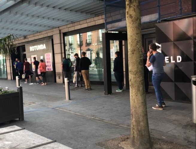 My daughter just had a painful procedure in the Rotunda at 38 weeks pregnant. Her husband was not permitted inside. This is a queue of partners outside. There's emotional damage being caused here. ENOUGH ALREADY.  @DonnellyStephen <a href="/paulreiddublin/">Paul Reid</a> <a href="/LeoVaradkar/">Leo Varadkar</a> <a href="/MichealMartinTD/">Micheál Martin</a>