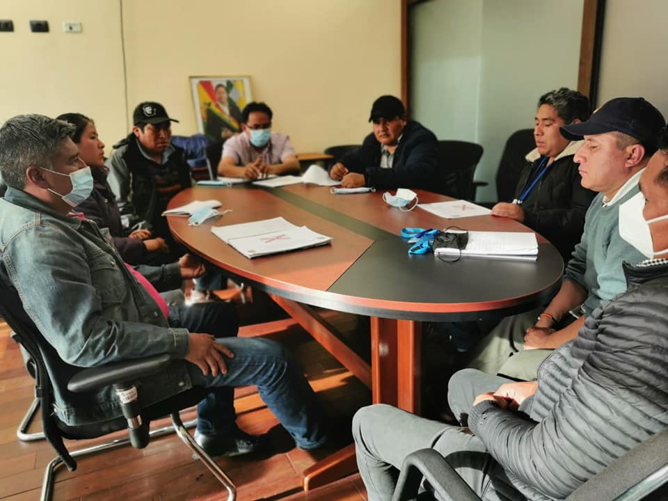 ViceDeAgua's tweet photo. El viceministro de Agua Potable, Carmelo Valda, se reunió con Wilmar Aguirre, presidente del Comité Cívico de #Chuquisaca, y con el #Cidepro, con el objetivo de coordinar proyectos de agua y saneamiento en ese departamento, que buscan  beneficiar a las familias chuquisaqueñas. https://t.co/solUGFPxwX