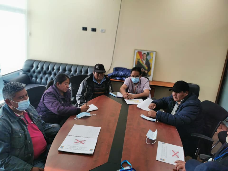 ViceDeAgua's tweet photo. El viceministro de Agua Potable, Carmelo Valda, se reunió con Wilmar Aguirre, presidente del Comité Cívico de #Chuquisaca, y con el #Cidepro, con el objetivo de coordinar proyectos de agua y saneamiento en ese departamento, que buscan  beneficiar a las familias chuquisaqueñas. https://t.co/solUGFPxwX