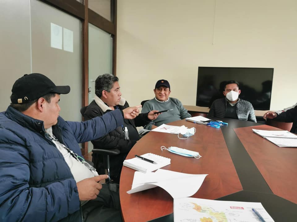 ViceDeAgua's tweet photo. El viceministro de Agua Potable, Carmelo Valda, se reunió con Wilmar Aguirre, presidente del Comité Cívico de #Chuquisaca, y con el #Cidepro, con el objetivo de coordinar proyectos de agua y saneamiento en ese departamento, que buscan  beneficiar a las familias chuquisaqueñas. https://t.co/solUGFPxwX