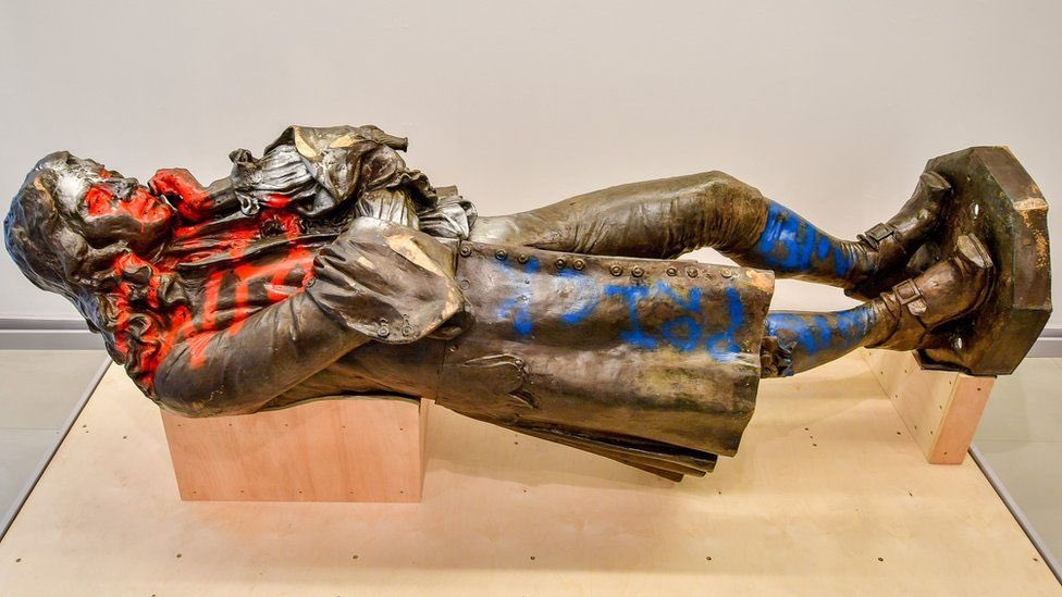 İngiltere’de 2020 yılında “Black Lives Matter” protestoları sırasında göstericiler tarafından devrilen Edward Colston heykeli bir müzede sergilenmeye başlandı.

@mshedbristol #EdwardColston #statue #Bristol #BlackLivesMatter