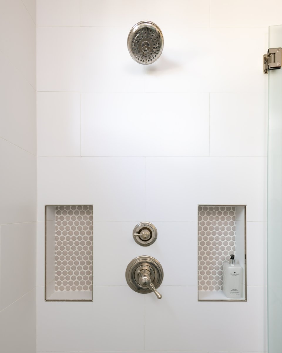 BellaVillaDsn's tweet photo. Shower niches are not only practical but can be a great place to showcase accent tile.  #interior #interiordesign #design #atx #designatx #bellavillads #bath #bathroom #bathroomdesign #tile #walkerzanger #travistilesales #stonesolutions #schluter #deltafaucets https://t.co/o8fEVfWntY