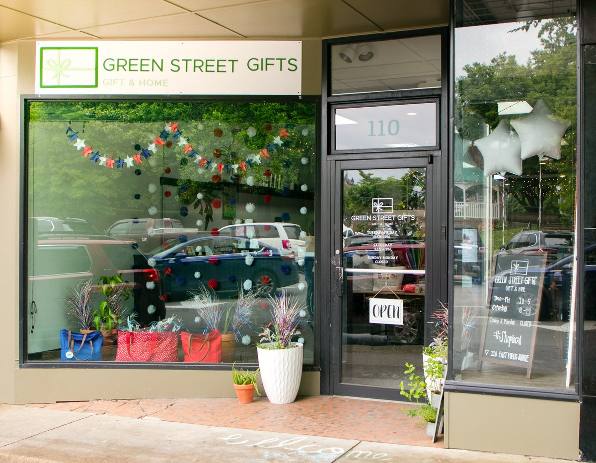 KyTAHC's tweet photo. On our last stop in @GetToGlasgow we #shoppedlocal at Green Street Gifts๐๏ธ! The store has a fantastic selection of unique items & offers embroidery services. Small businesses bring character while increasing community economic health. We're proud to #supportsmall & #shoplocal! https://t.co/YmdOroytC2