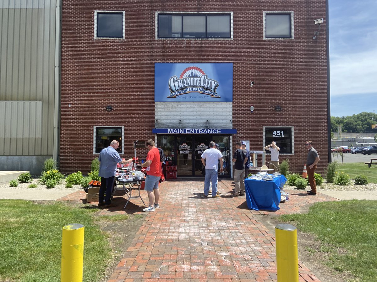 GraniteCityElec's tweet image. Cruisin with Cooper Day in Chicopee was a hit! Make sure you are keeping track for when there is a Crusin with Cooper Day near you!

Next show is June 16th at our Warwick Location! #counterdays #cooperlightingsolutions #vintagecar #camaro 
hubs.la/H0Q4WRb0