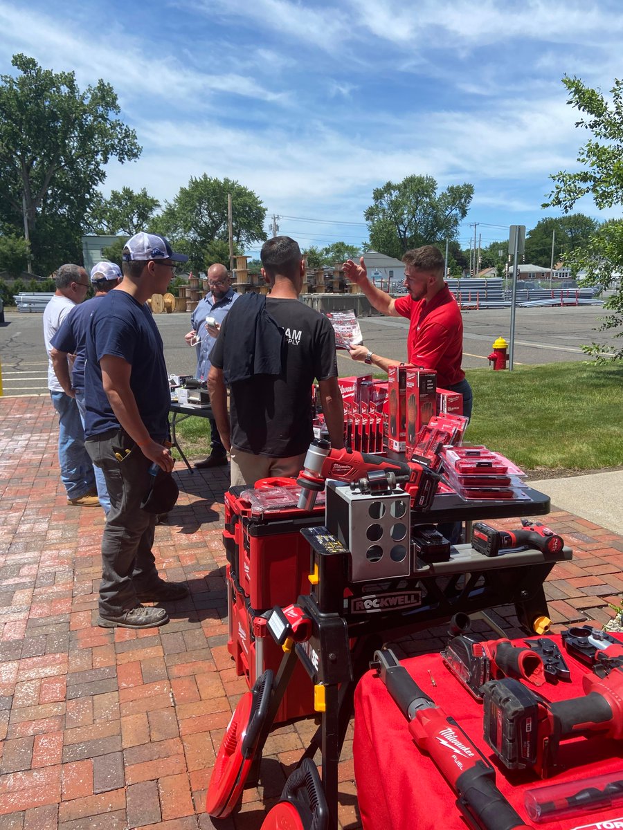 GraniteCityElec's tweet image. Cruisin with Cooper Day in Chicopee was a hit! Make sure you are keeping track for when there is a Crusin with Cooper Day near you!

Next show is June 16th at our Warwick Location! #counterdays #cooperlightingsolutions #vintagecar #camaro 
hubs.la/H0Q4WRb0
