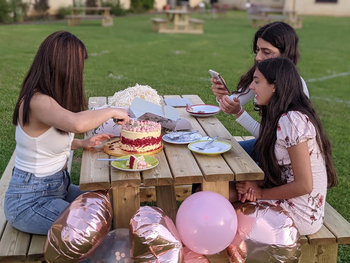 priors_field's tweet image. Boarding friendships stand the test of time &amp;amp; distance,  as shown by a remote boarder who sent a birthday cake &amp;amp; gifts for one of our Boarders &amp;amp; joined in the fun via iPad. Join us at the @GSAUK Virtual Boarding Fair 15/6 to discover more. 

#PFweekinpics priorsfieldschool.com/week-in-pictur…