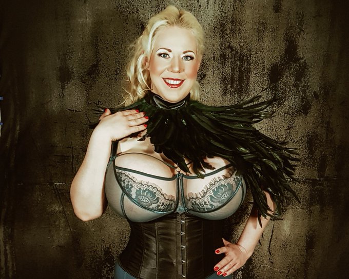 1 pic. Mystery friday:-)) I wish you a fantastic start In a perfect Summer weekend ? Kiss #girlpower