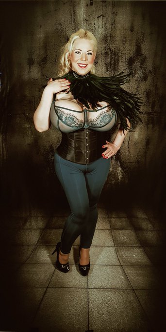 2 pic. Mystery friday:-)) I wish you a fantastic start In a perfect Summer weekend ? Kiss #girlpower