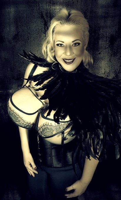 3 pic. Mystery friday:-)) I wish you a fantastic start In a perfect Summer weekend ? Kiss #girlpower