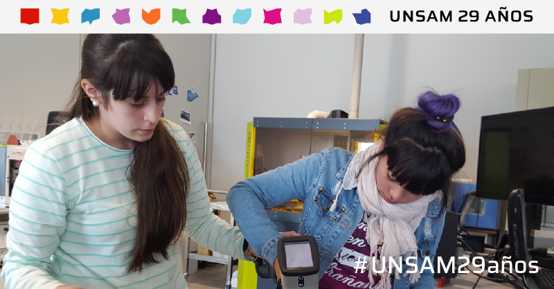 unsamoficial's tweet photo. "La ciencia transforma realidades pero también, miradas" dice María Ángeles Ramirez. La becaria del @insunsam sabe de lo que habla: en 2016 ayudó a tres estudiantes de la Escuela Secundaria UNSAM a desarrollar una espuma para proteger los techos de chapa de goteras. Abrimos hilo https://t.co/jnFV5NfQDY
