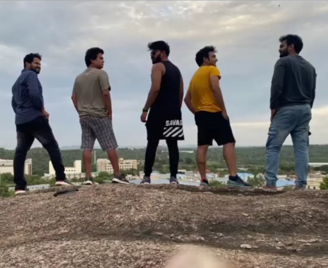 SudheerRashmi46's tweet photo. Chilling with mates 👬👬💕
@sudheeranand 
@GetupSrinu 
#jabardathramprasad
#hyperaadi
#jabardathsunny https://t.co/U2uFprBlHD