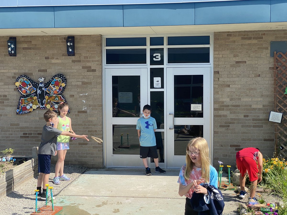 room31williams's tweet photo. Enjoying the beautiful garden designed by our very amazing art teacher ⁦⁦@stark_kellie⁩ , with special touches from our Coolidge students of course😉 https://t.co/NhJfeywygM