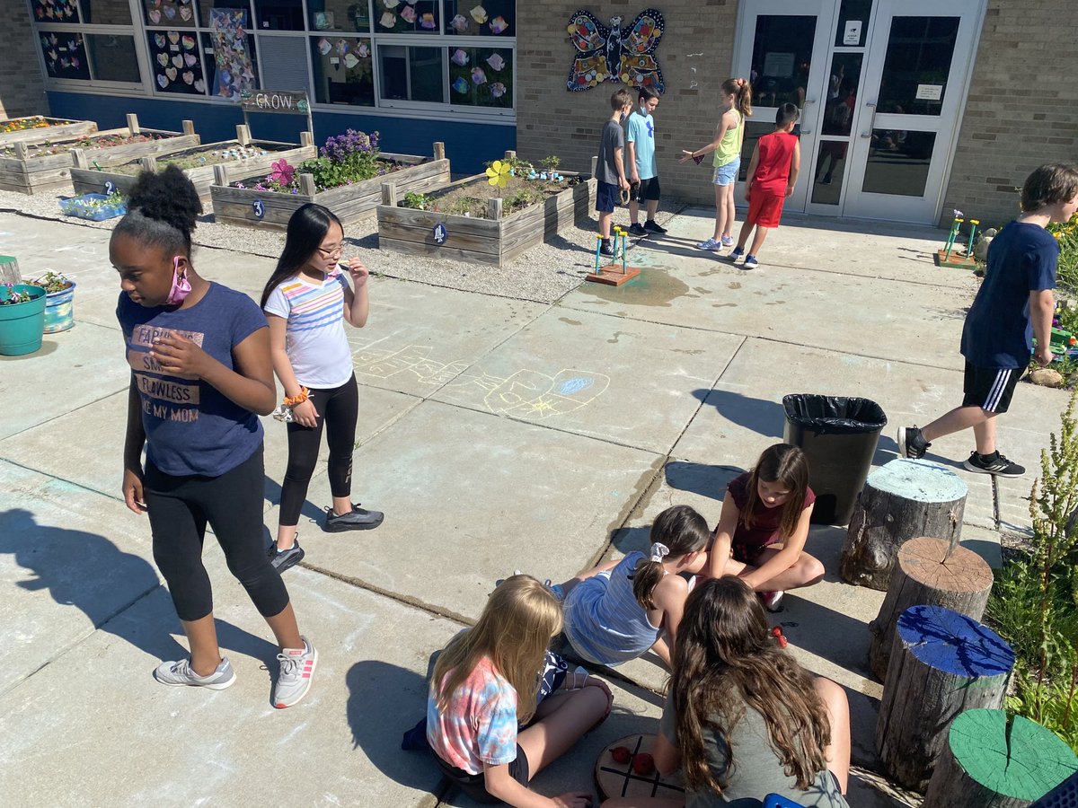 room31williams's tweet photo. Enjoying the beautiful garden designed by our very amazing art teacher ⁦⁦@stark_kellie⁩ , with special touches from our Coolidge students of course😉 https://t.co/NhJfeywygM