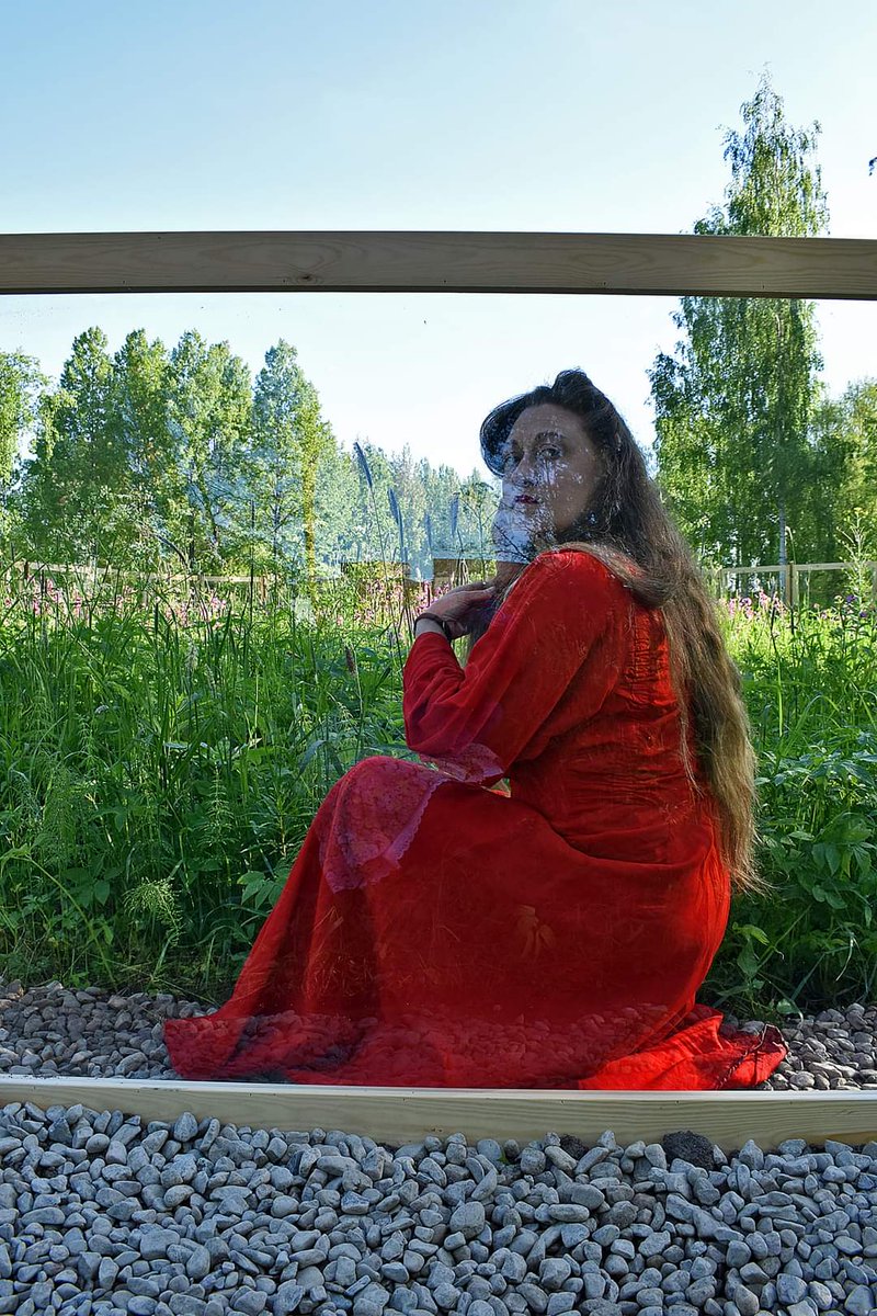Kuvataideviikot's tweet photo. La 12.6. klo 15.00 on Egle Oddo'n kaikille avoin performanssi näyttelykeskus Pekilon takana Postikadun lähellä olevalla niityllä. Vapaa pääsy, tervetuloa! @ManttaVilppula 
#mäntänkuvataideviikot #performanssi #kulttuuri #taide #kuvataide #festivaali https://t.co/kU918fjMJb