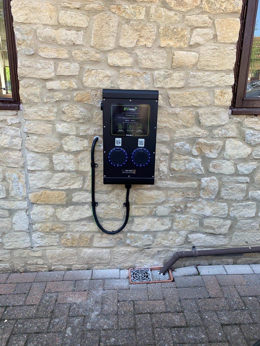 MonardElec's tweet photo. Here we've installed the @RolecEV SecuriCharge model. Utilising the Vend Electric platform, @CBGConsultants  have a full 'back-office' solution too.

#evcharging #oxford #sustainabilty #electricians https://t.co/glxE7buxOf