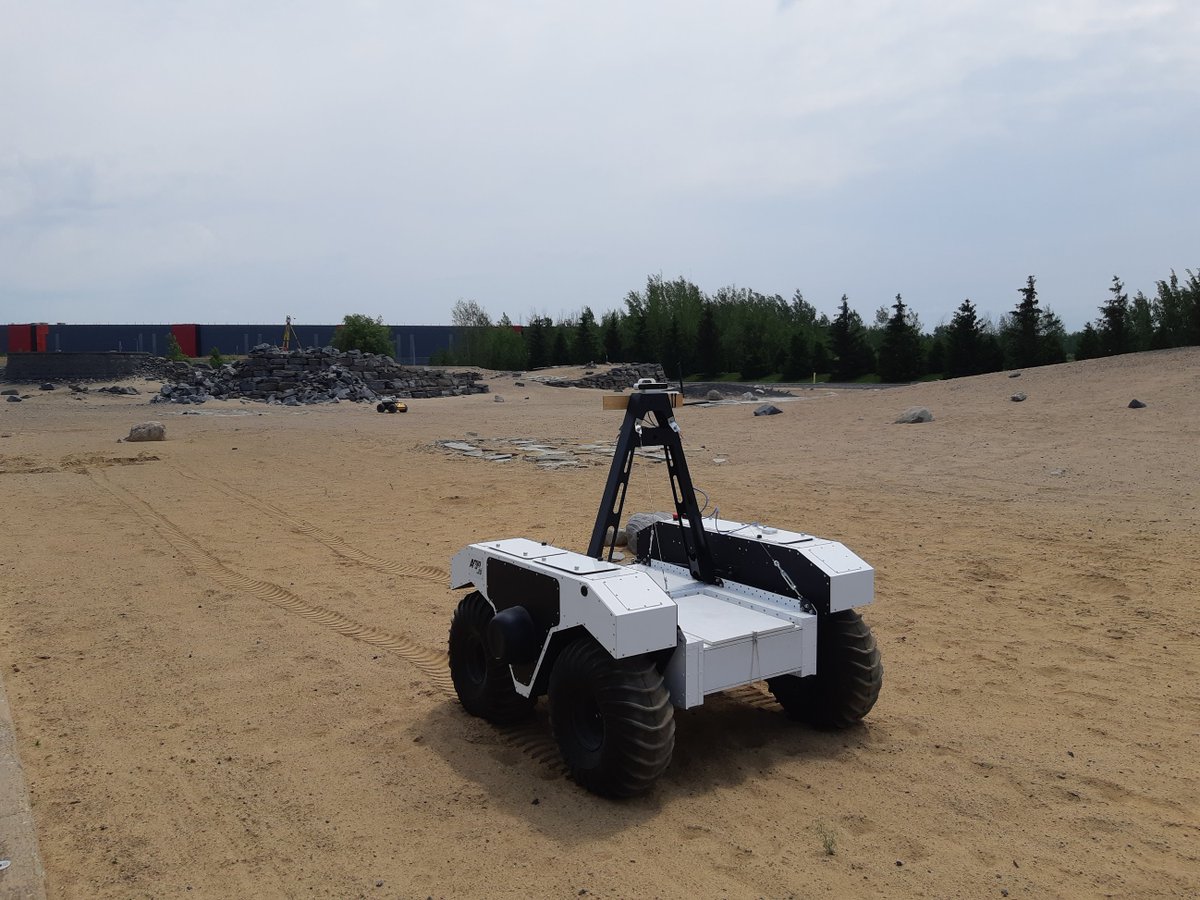 Researchers from <a href="/Concordia/">Concordia University</a> were using our analogue terrain to explore how to reduce energy consumption for skid-steer rovers and detect rover high-slip events through vibration. Objective? Turn more efficiently and reduce risk of getting stuck.

📷: Krzysztof Skonieczny
