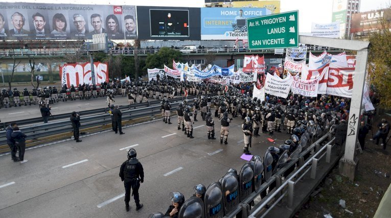 Incidentes en el Puente Pueyrredón entre trabajadores y la Prefectura
