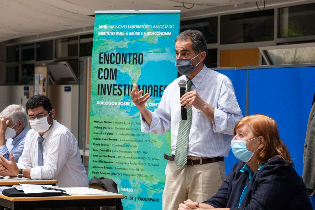 Researchers from the LA i4HB-Institute for Health and Bioeconomy met with the Minister of Science, Technology and Higher Education, Manuel Heitor, at the “Meeting with Researchers – Scientific Policy Dialogues”
bit.ly/3xc7rYY
<a href="/UCIBIO_Research/">UCIBIO</a> 
<a href="/iBBTecnico/">iBB</a> 
<a href="/InescMn/">INESC Microssistemas e Nanotecnologias</a>