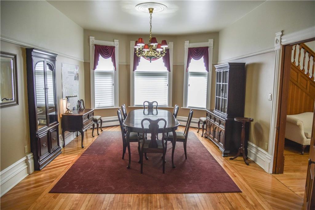 BugMeAnytime's tweet image. Grand Victorian 3-storey, completely updated home located in historic Centre Town Pembroke on a picturesque residential street. 😍Contact me today for a showing! 📲613-639-8045
#victorianhome #3storey #houseforsale #jettsells #historichome