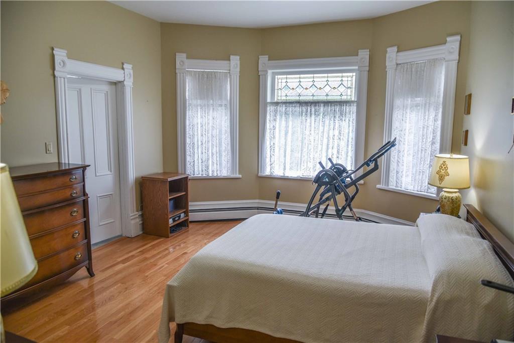 BugMeAnytime's tweet image. Grand Victorian 3-storey, completely updated home located in historic Centre Town Pembroke on a picturesque residential street. 😍Contact me today for a showing! 📲613-639-8045
#victorianhome #3storey #houseforsale #jettsells #historichome