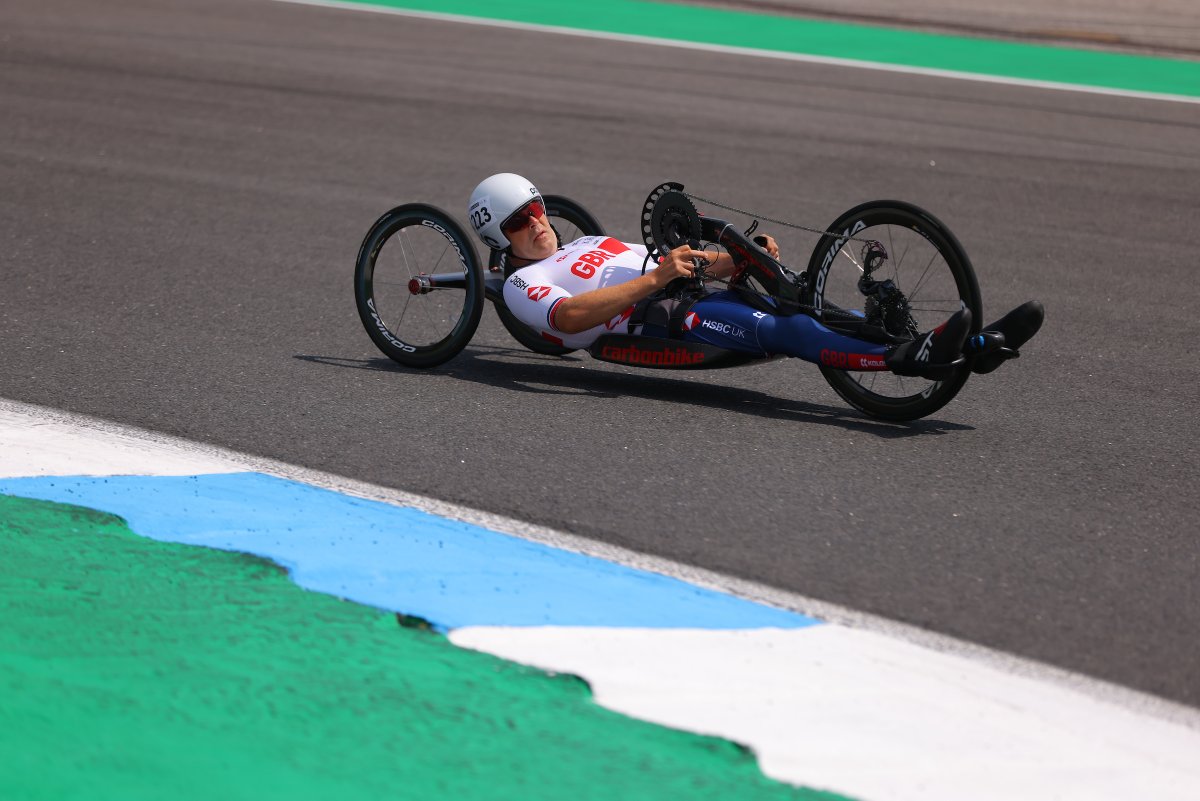 .<a href="/Ljonescycling/">Luke</a> is in the zone out on circuit 👊

🌈 #Cascais2021
🇬🇧 #GBCT