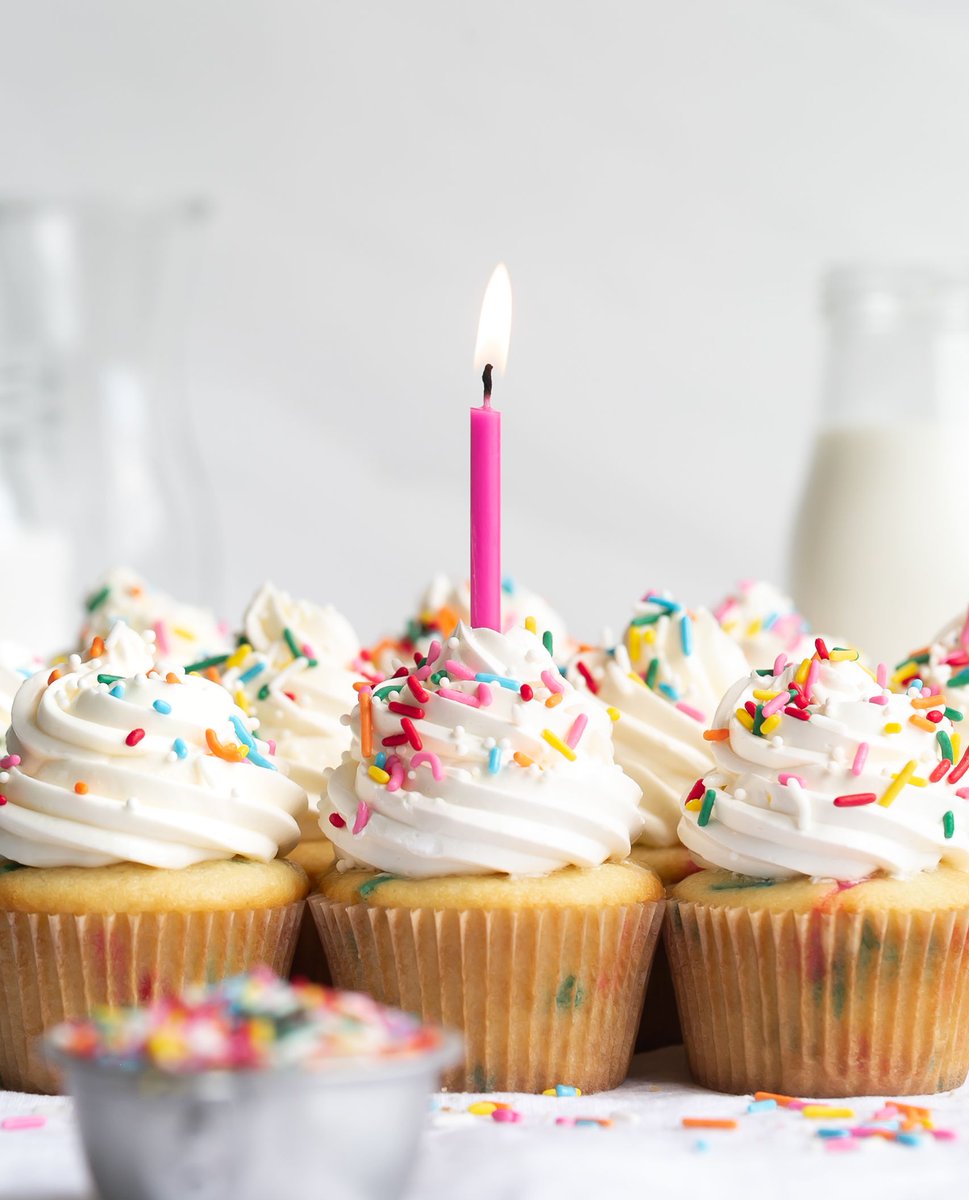 RodelleV's tweet photo. Here's a #FunfettiCupcake recipe to share that's easy and will work for any special occasion! These cupcakes are soft and fluffy and topped off with a vanilla buttercream swirl with rainbow sprinkles. Recipe created for Rodelle by @brownedbutterblondie
https://t.co/6Rbh1znI75 https://t.co/doWy0XjEEP
