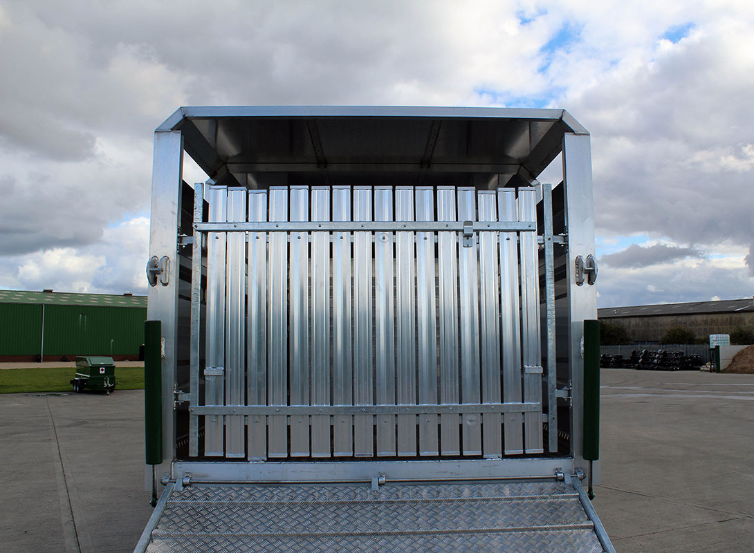 BaileyTrailer's tweet photo. Transporting livestock? Our Aluminum Stock Boxes fit all models throughout our Bale Trailer and Flat Deck ranges. Read more at https://t.co/HTyEXWpxa8
#BaileyTrailers #StockBoxes #LivestockTransport #LivestockTrailers https://t.co/T495iq3613