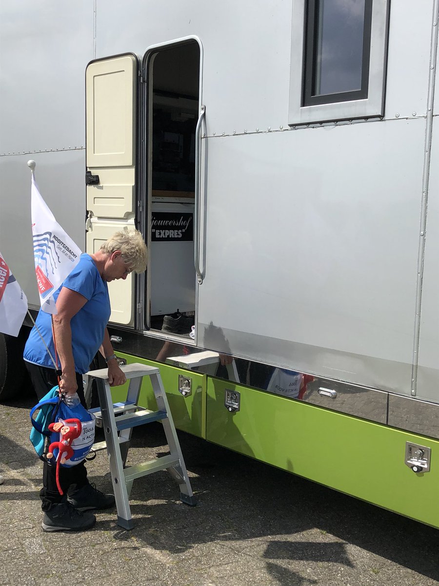 #alpedhuzes Jenny Berends en Toos Herms #kwfkankerbestrijding overnachten in campertrailer bij Fam. Dolfing