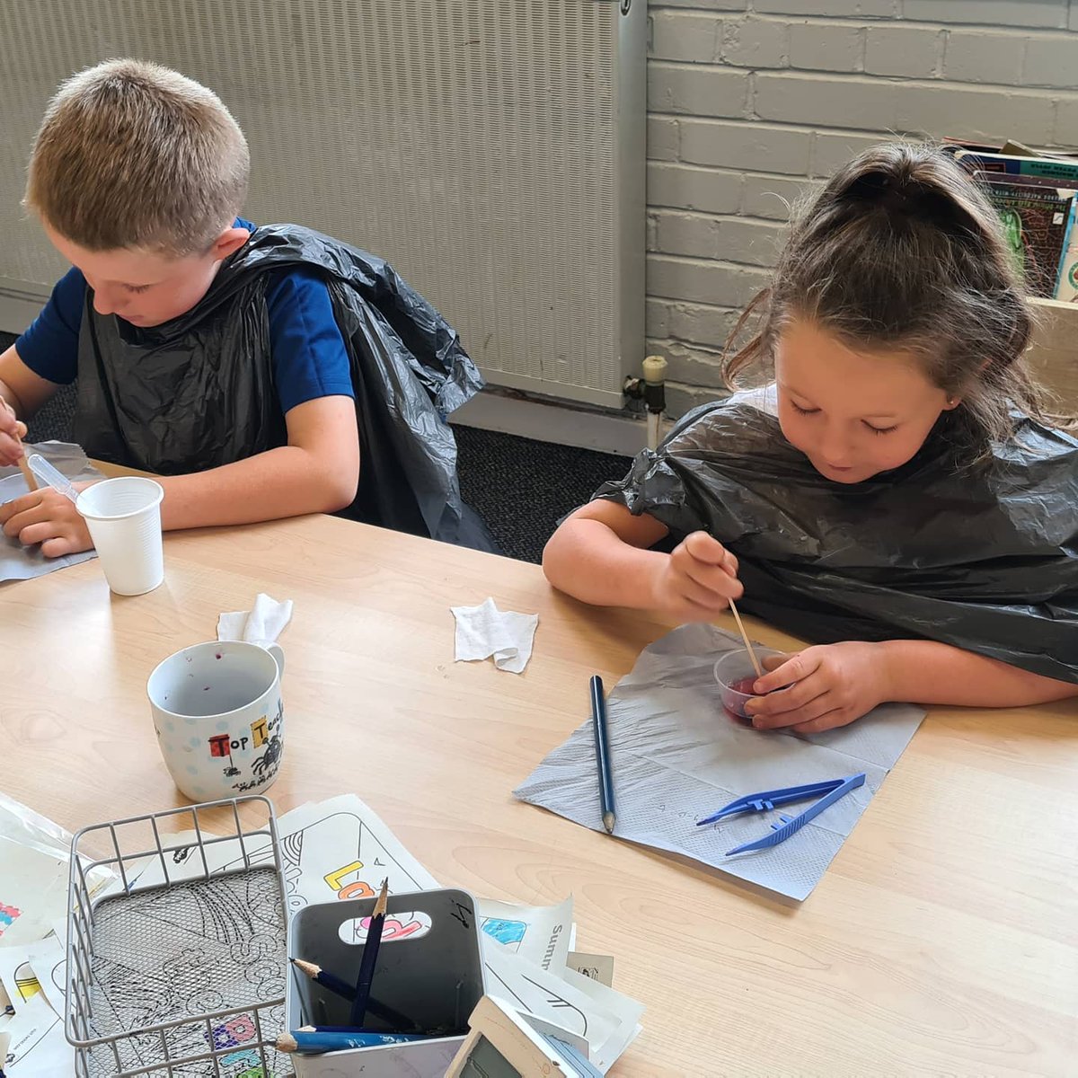 Experimenting with natural dyes in P2/3 today <a href="/SSERCprimary/">SSERC Early Years and Primary Team</a> 😊