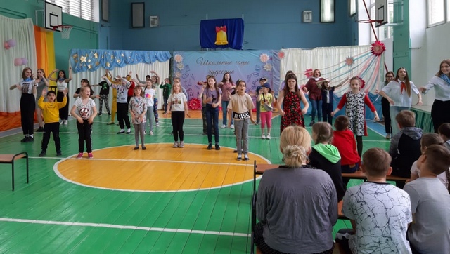 Концерт  в пришкольном лагере, посвященный Дню России.