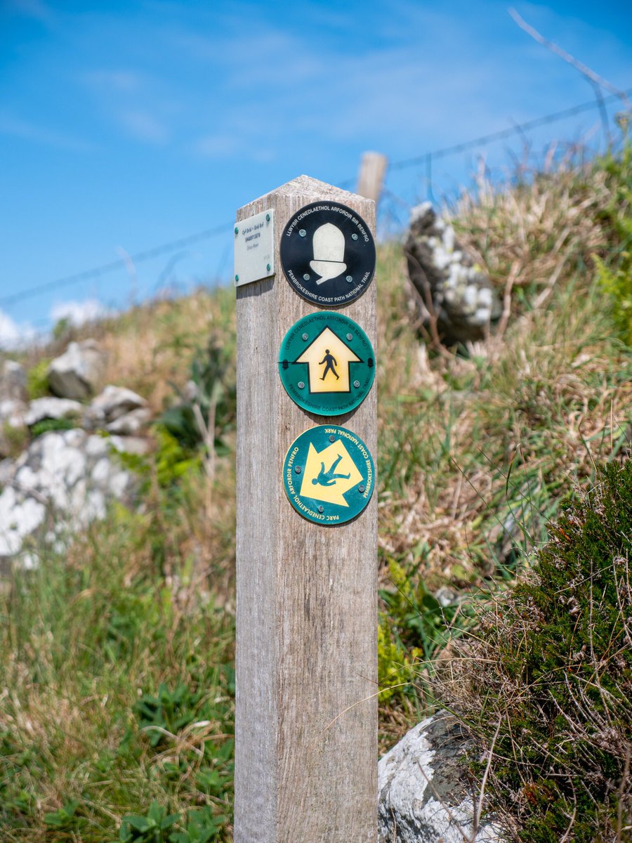 OdlozilVit's tweet photo. Signs in Wales seem a bit sketchy! #wales #unitedkingdom https://t.co/OoD7A6QgQA
