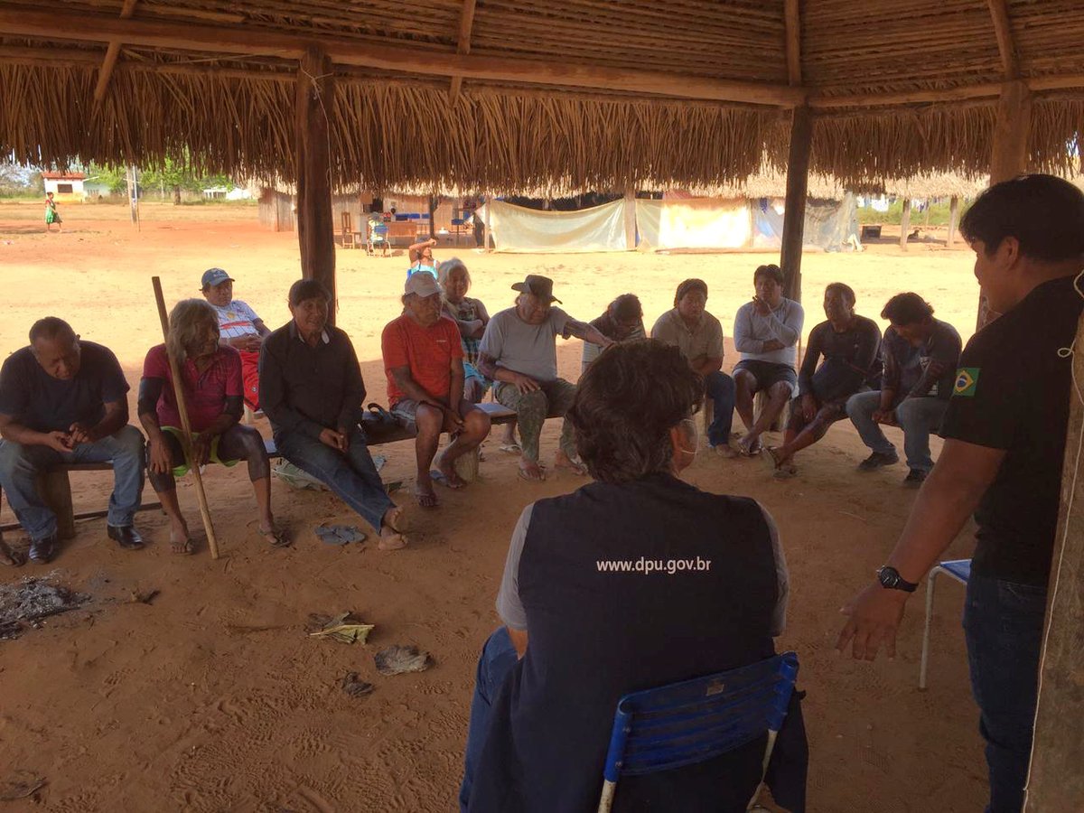 Em aldeia, pessoas e organizações indígenas no Brasil participam em diálogo com defensoras e defensores da DPU. Foto: DPU