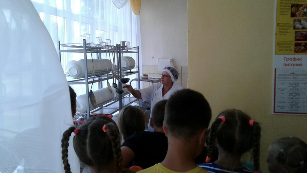 xAfkvYQ1cOlTC8N's tweet photo. 10.06.21г. ЛДП "Муравейник-территория профориентации" знакомятся с профессией-работник общепита.О профессии  "Повар" ребятам рассказали сотрудники комбината детского питания "Здоров и сыт" Четверикова Ю. И. и Иванчикова И. В. Спасибо нашим поварам, за то, что вкусно варят нам! https://t.co/qawoQDSb1v