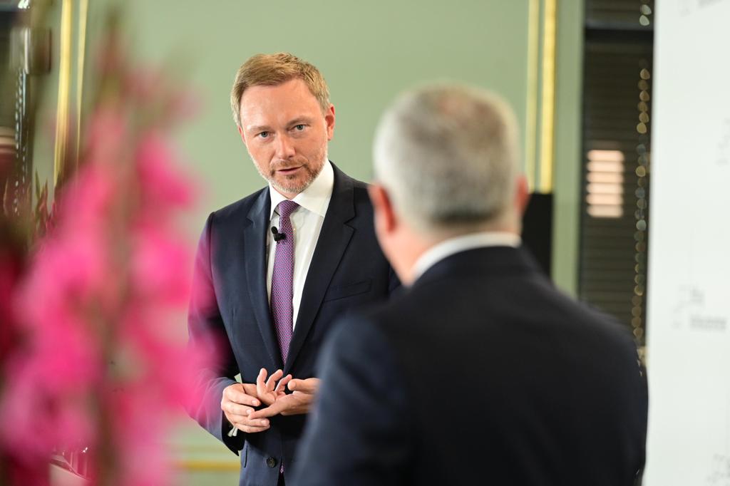 StiftungFamUnt's tweet photo. "Nach einem Verteilungsjahrzehnt brauchen wir ein Jahrzehnt der Erwirtschaftung." @c_lindner auf dem "Tag des deutschen Familienunternehmens". #TagFamUnt https://t.co/7yolZfxQoc