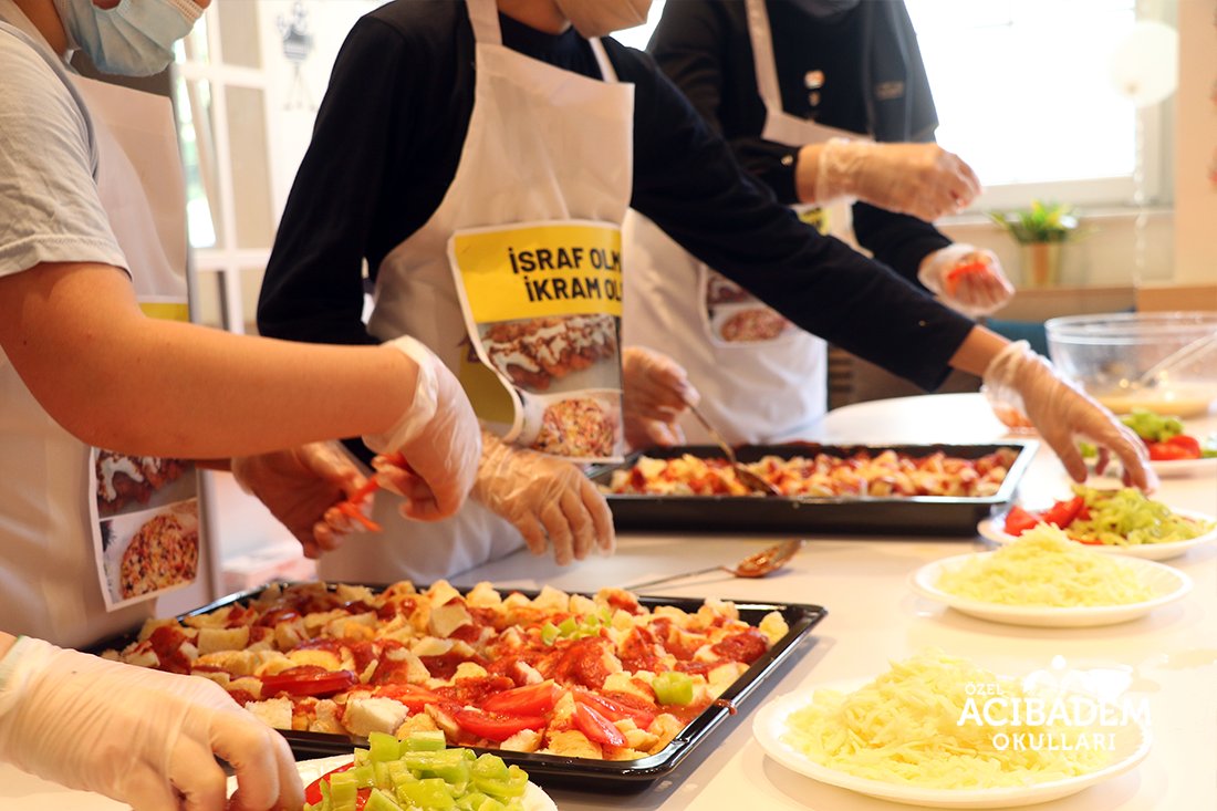 İsraf olmasın ikram olsun!
4. sınıf öğrencilerimiz ile sergi ünitesi kapsamında Açlık ve İsraf grubu olarak Bayat ekmeklerimizi değerlendirerek pizza yaptık. Yaptığımız tarifi sizlerde uygulayarak bayat ekmek israfını önlemeye ne dersiniz?