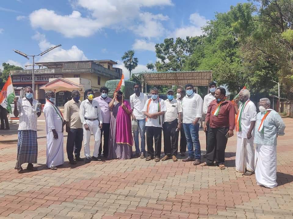 RamRrn's tweet photo. @INCIndia @RahulGandhi @kcvenugopalmp @INCTamilNadu @KS_Alagiri @dineshgrao @kumaricongress @RathakrishINC @RamRrn 
#BJPLootingIndia #hikePetroldiselProtest 
Protest againts petrol Disel price hike..In kanyalumari East District Congress Committee.. https://t.co/Gff1Oq5WmB