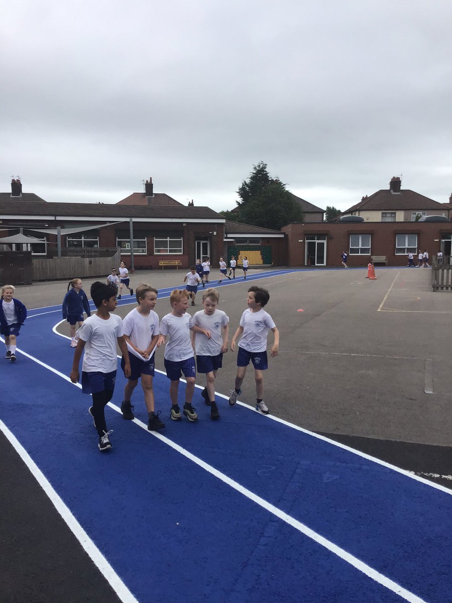 Year 3 enjoying our running track 🏃🏼‍♂️🏃🏼‍♀️🌟 we absolutely LOVE it.