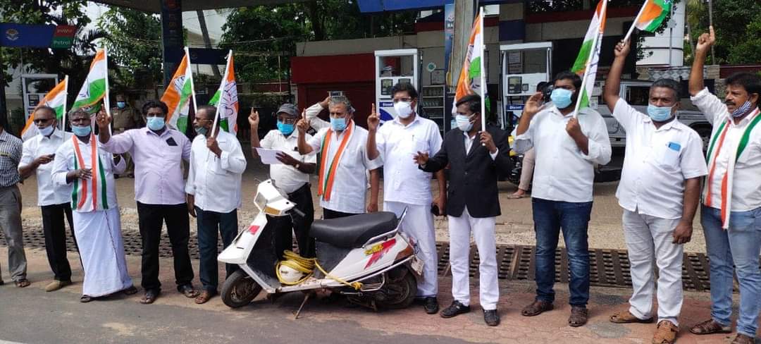RamRrn's tweet photo. @INCIndia @RahulGandhi @kcvenugopalmp @INCTamilNadu @KS_Alagiri @dineshgrao @kumaricongress @RathakrishINC @RamRrn 
#BJPLootingIndia #hikePetroldiselProtest 
Protest againts petrol Disel price hike..In kanyalumari East District Congress Committee.. https://t.co/Gff1Oq5WmB