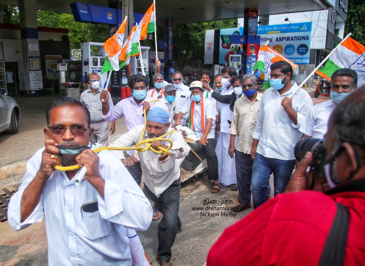 RamRrn's tweet photo. @INCIndia @RahulGandhi @kcvenugopalmp @INCTamilNadu @KS_Alagiri @dineshgrao @kumaricongress @RathakrishINC @RamRrn 
#BJPLootingIndia #hikePetroldiselProtest 
Protest againts petrol Disel price hike..In kanyalumari East District Congress Committee.. https://t.co/Gff1Oq5WmB