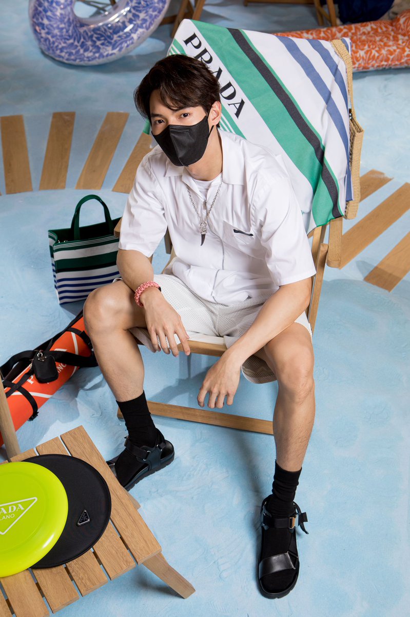 GQThailand's tweet photo. #GQStyle ทิ้งตัวลงพักผ่อนแบบ #วินเมธวิน @winmetawin ในโททัลลุคของ #Prada จากโปรเจ็กต์ป๊อปอัพ #PradaOutdoor ที่ได้แรงบันดาลใจมาจากชายหาดและผืนทะเล 

#Winmetawin 
#GQ #Style
#GQThailand https://t.co/gJjISlDa3M