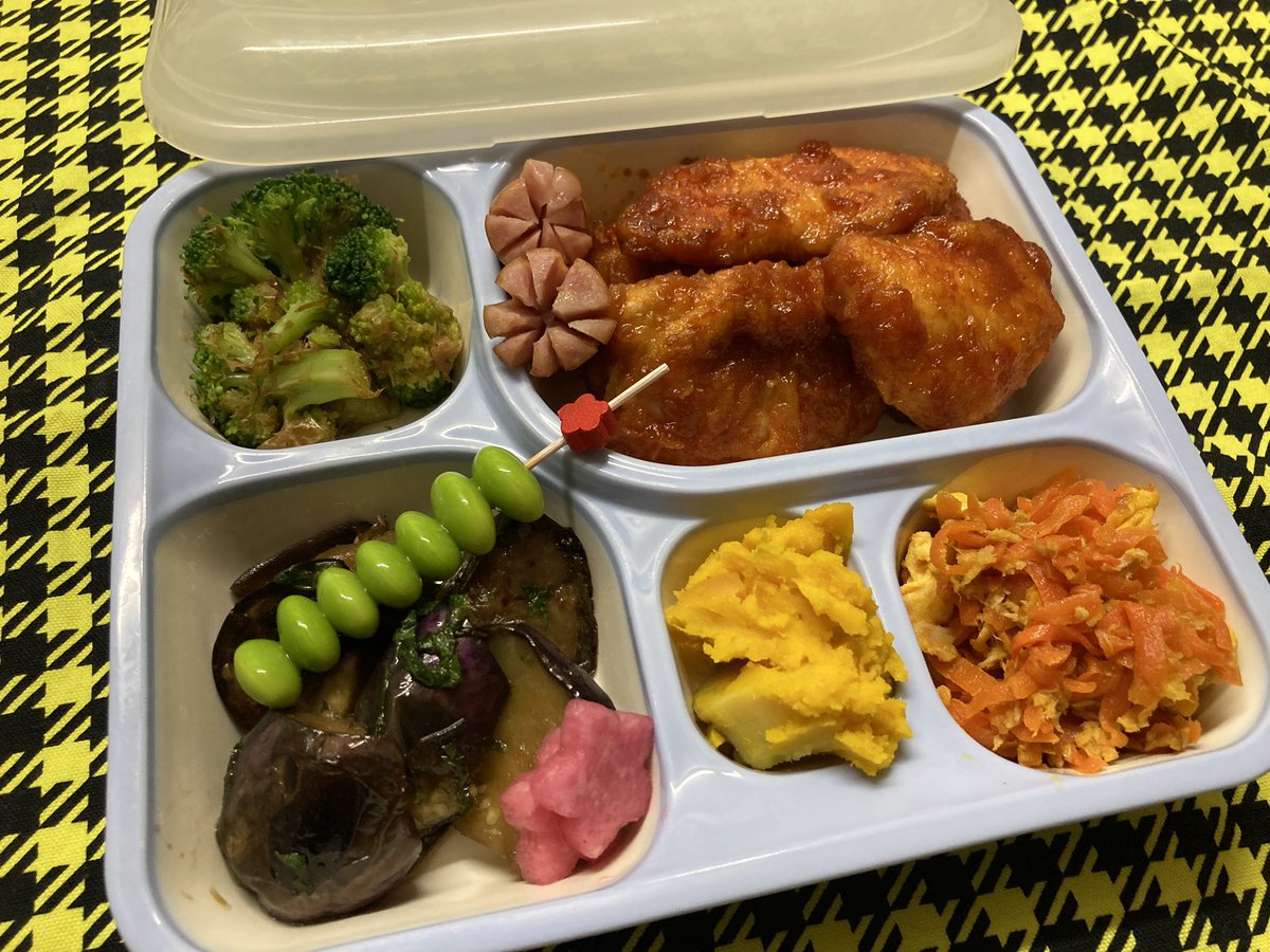 大胡あすか Fully Pfizerd على تويتر 21 06 11 夜弁当 旦那さん残業で深夜になるので おかず取り分けおうち 弁当 ついでに自分のもお弁当箱に詰めてアゲアゲ気分 鶏チリメインで 副菜はほぼ常備菜 お弁当箱 お弁当 お弁当記録 お弁当作り楽しもう部