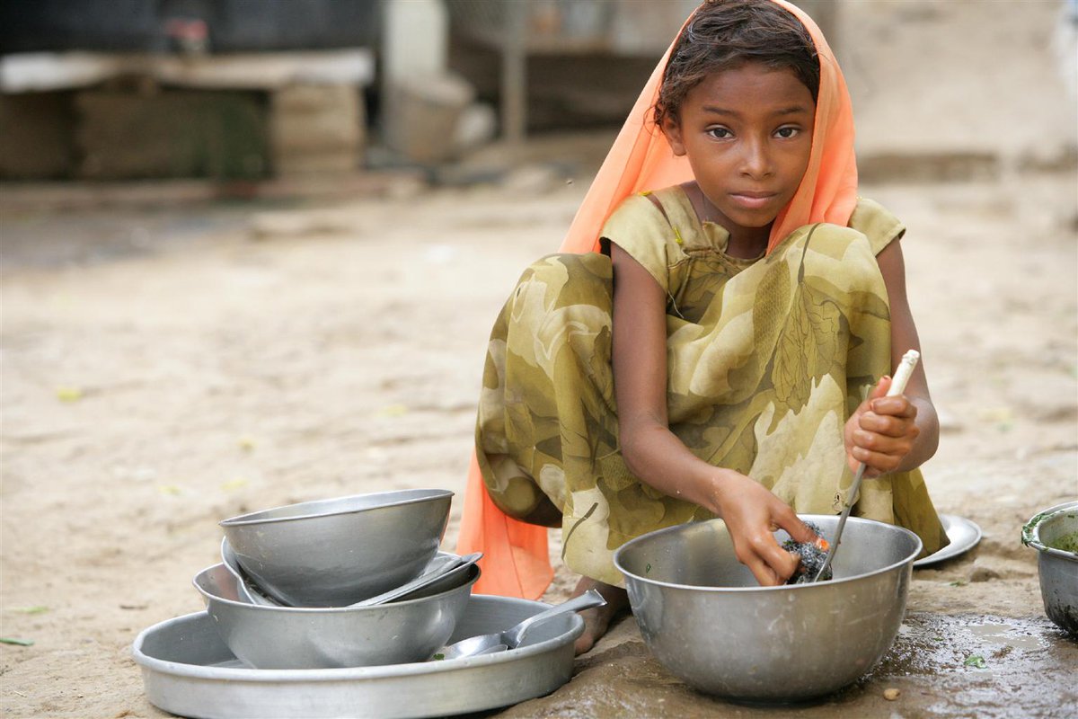 UNICEFBELGIQUE's tweet photo. 160 millions d’#enfants sont privés de leurs enfance parce qu’ils travaillent. Ils doivent consacrer tellement d’heures à leur travail qu’ils n’ont plus de temps pour aller à l’école ou jouer.

Le #TravailDesEnfants est une violation grave des droits de l’enfant et doit cesser ! https://t.co/I4iG1drSRI