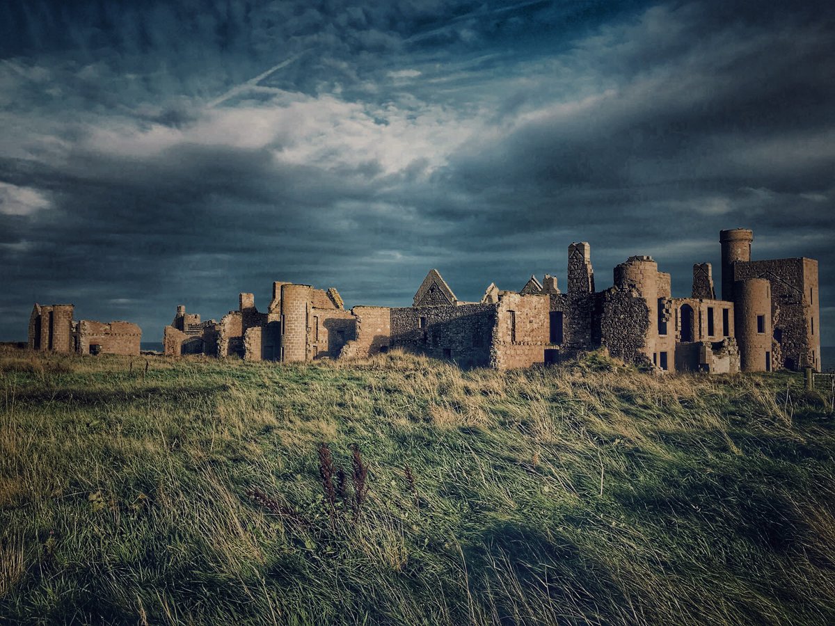 folknstory's tweet photo. Dramatic skies at Slains Castle, Aberdeenshire 🧛‍♂️ 

@VisitScotland @visitabdn #Aberdeenshire #Scotland https://t.co/oc7wl7ZFM8